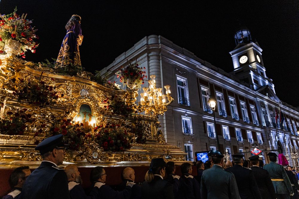 Decenas de personas durante la procesión del Cristo de Medinaceli en la Puerta del Sol.