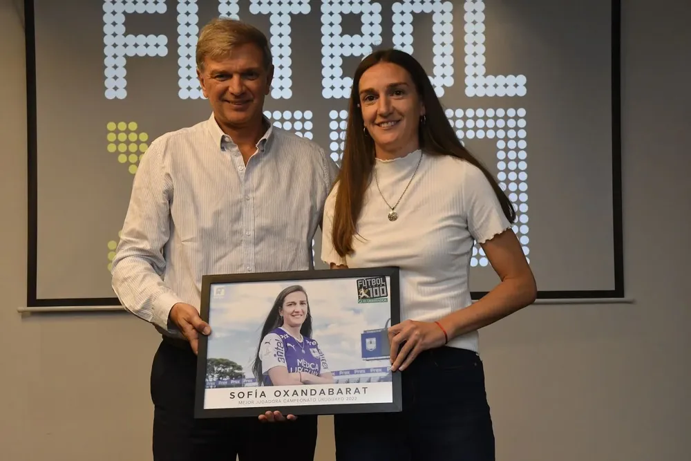 Sebastián Bauzá, secretario nacional del Deporte, le entrega el premio a Oxandabarat