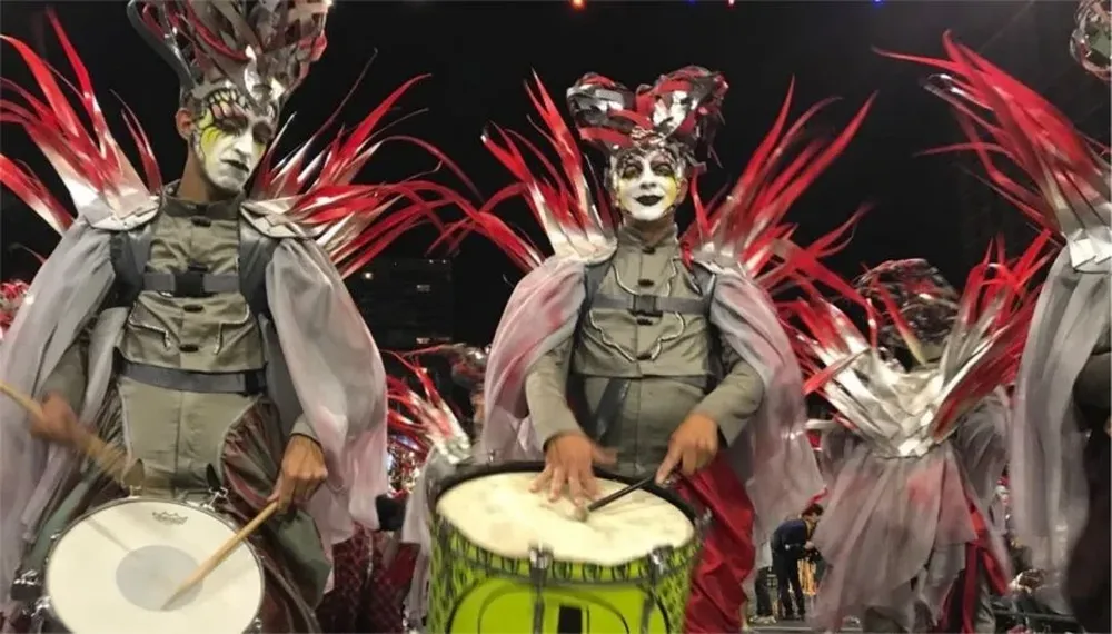 El desfile de Carnaval sobre la Avenida 18 de Julio