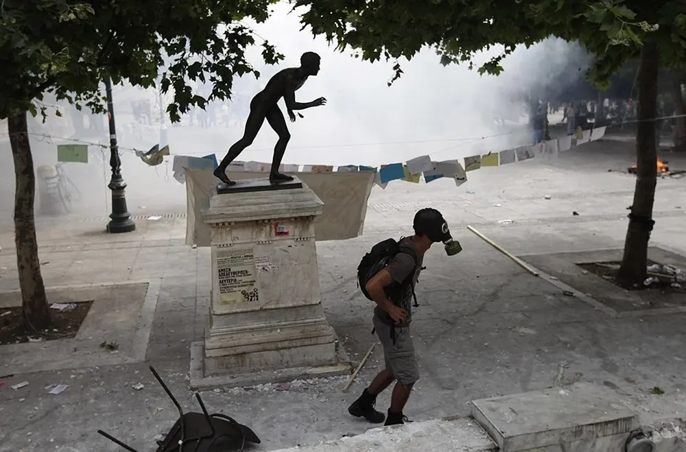 Un manifestante en las afueras del Parlamento griego