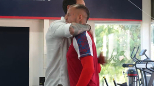 El abrazo de Jorge Bava y Nicolás López