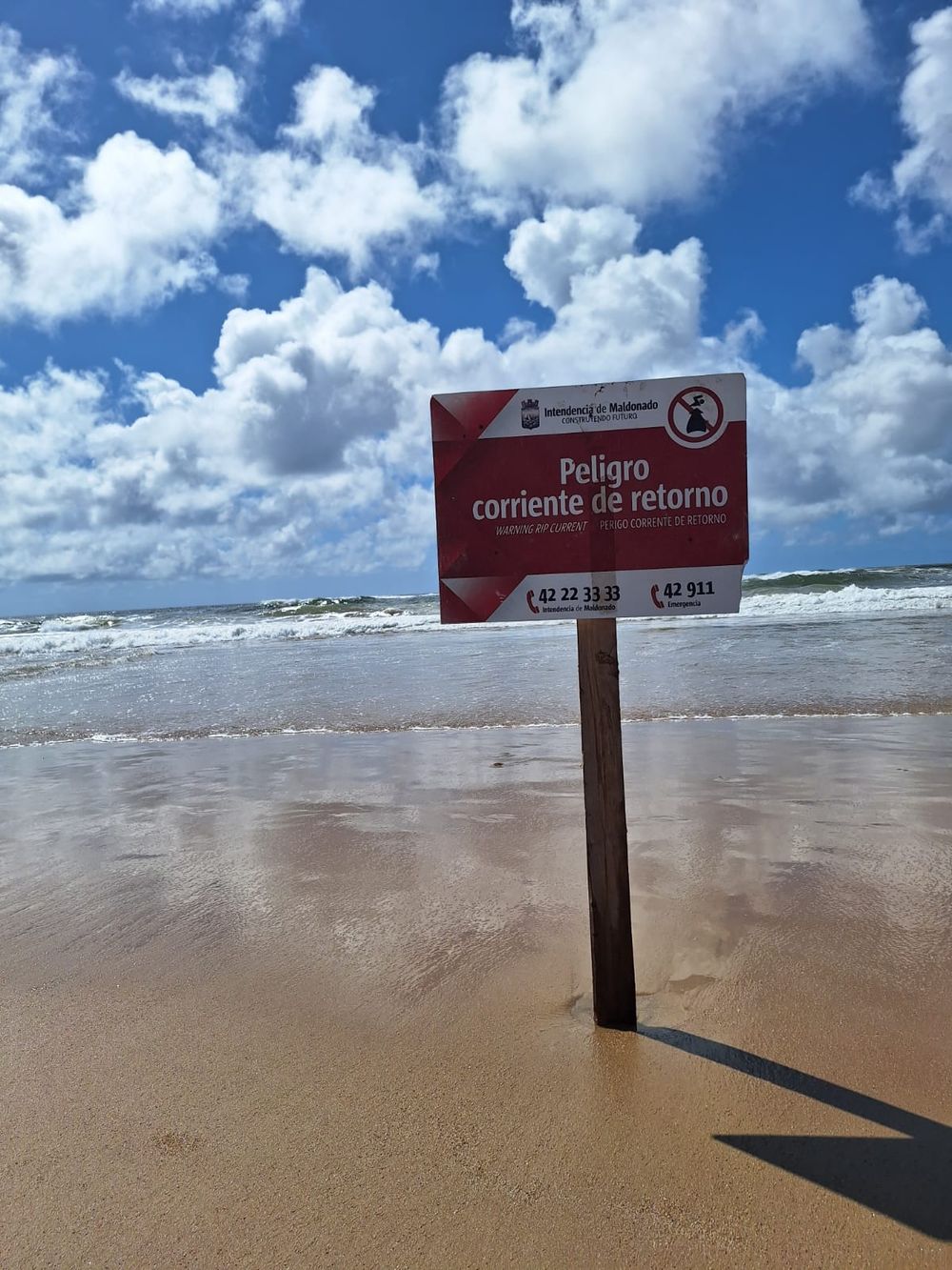 Cartel alertando sobre las corrientes de retorno en una playa de Punta del Este
