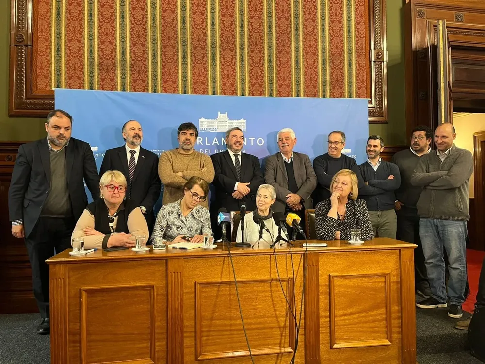 Bancada de senadores del Frente Amplio tras comparecencia del ministro Luis Alberto Heber ante el Senado por caso Penadés
