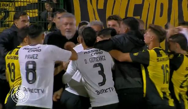 El cruce en Peñarol vs Colo Colo