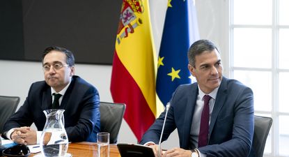 El ministro Albares, junto a Pedro Sánchez.