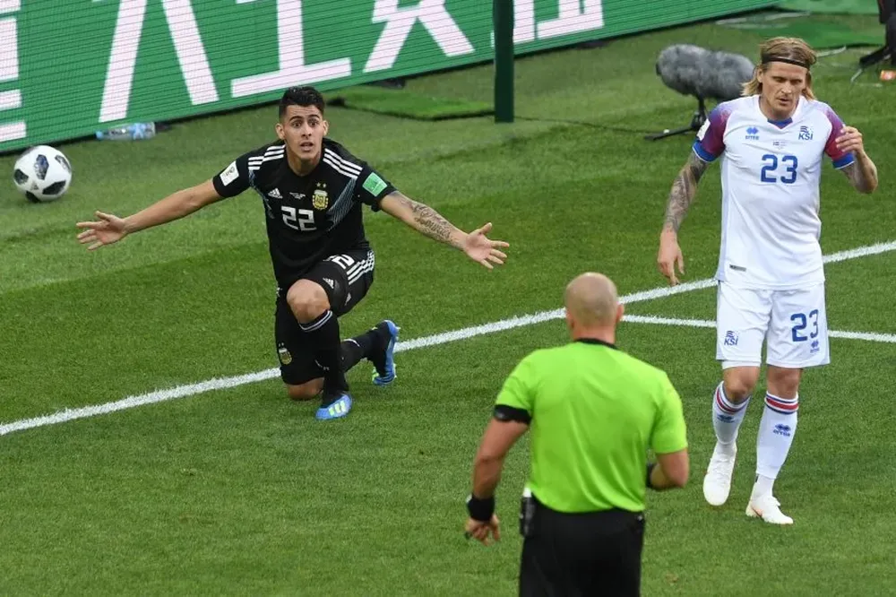 El reclamo de Pavón por una falta dentro del área