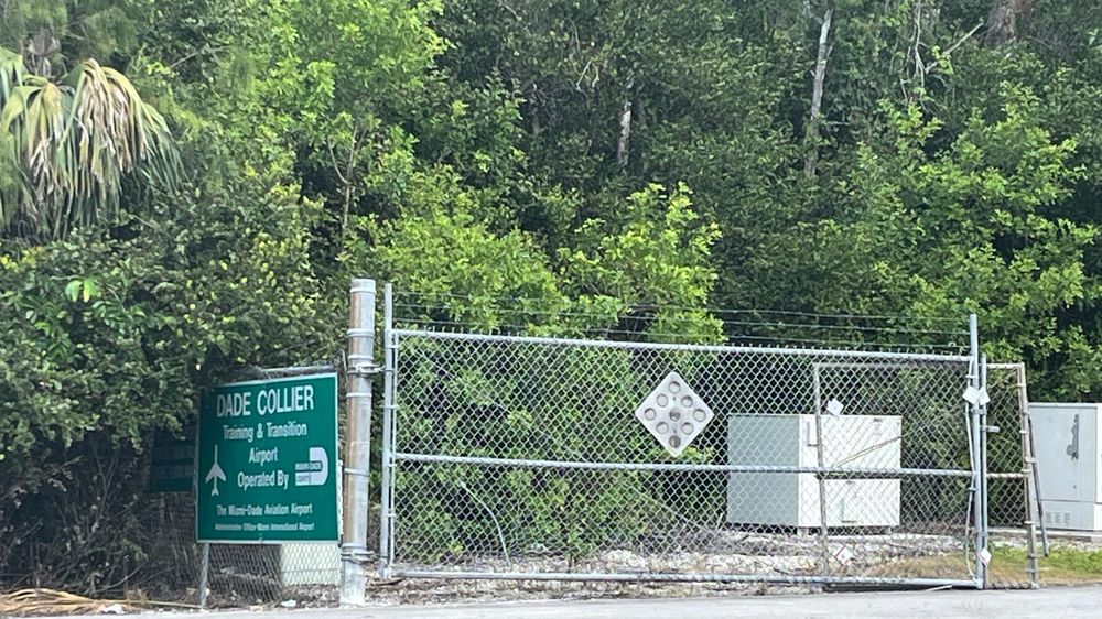 Entrada al Aeropuerto de Entrenamiento y Transición Dade-Collier, Everglades, Florida.