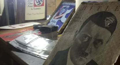 denuncian por propaganda nazi a un local del centro