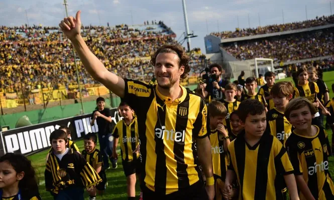 Forlán tuvo el debut perfecto: dos goles