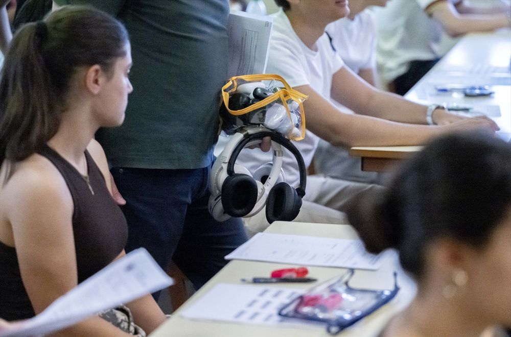 Los examinadores recogen los dispositivos electrónicos en el primer examen de la PAU 2026, en la Facultad de Ciencias de la Información de la Universidad Complutense de Madrid.