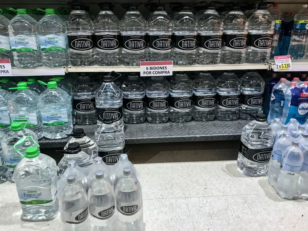 Bidones de agua en venta en supermercados