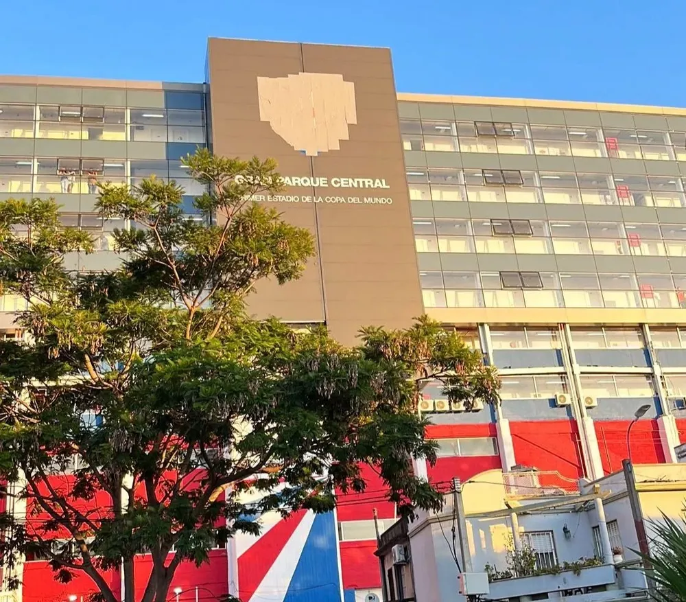 Entrada principal del Gran Parque Central, con el escudo tapado