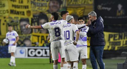 Alvaro Navarro y los jugadores de Defensor