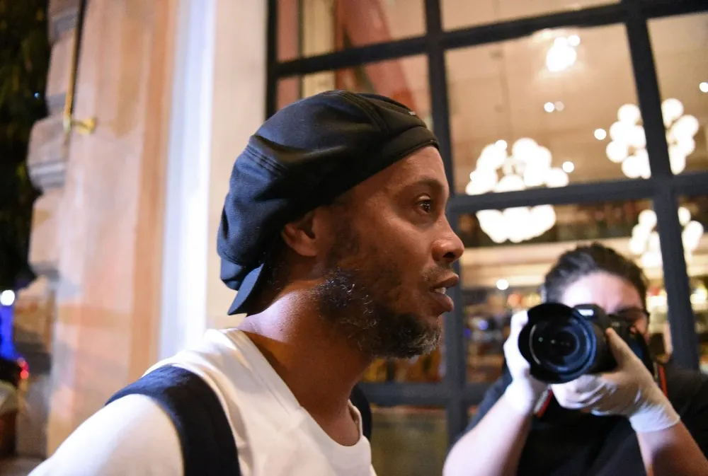Ronaldinho al llegar al hotel de Asunción