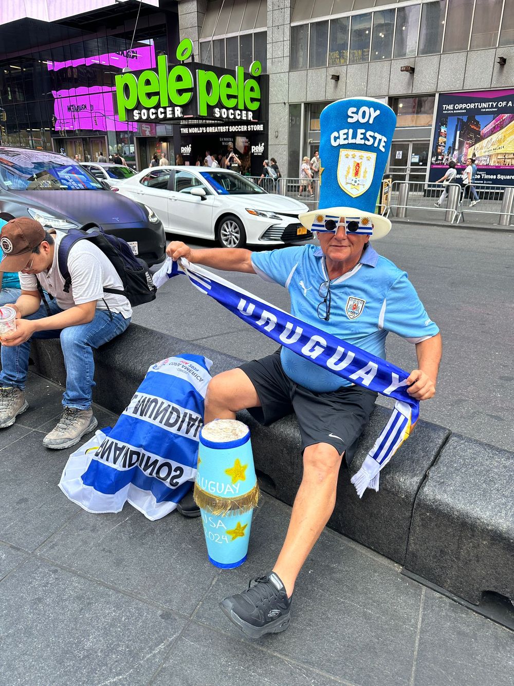 Uno de los tantos hinchas de la selecci&oacute;n de Uruguay en Times Square, en Nueva York, en la Copa Am&eacute;rica 2024