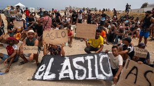 &nbsp;Un grupo de migrantes concentrados para solicitar asilo este domingo en la playa del trampolín de Ceuta.&nbsp;