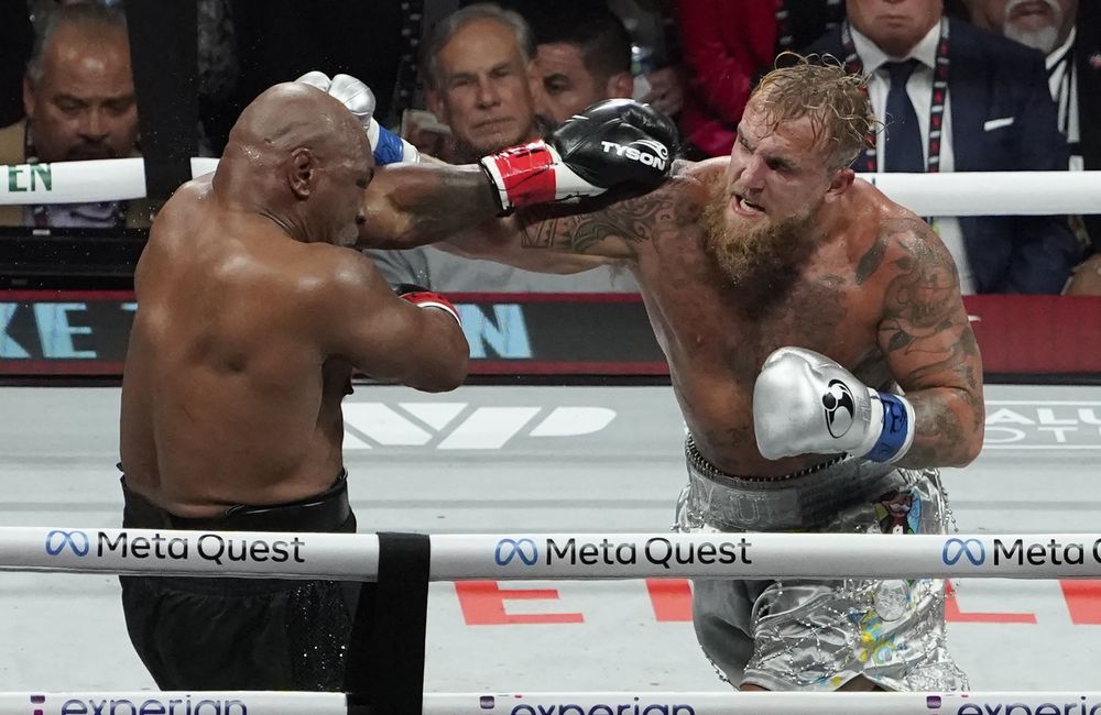 El boxeador estadounidense retirado Mike Tyson y el YouTuber/boxeador estadounidense Jake Paul pelean durante el combate de boxeo de peso pesado en el Pabellón del Estadio AT&T en Arlington, Texas