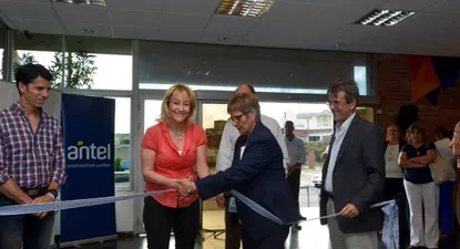 La presidenta de ANTEL, Carolina Cosse, junto a Amalia González, de la Tienda Piriápolis.
