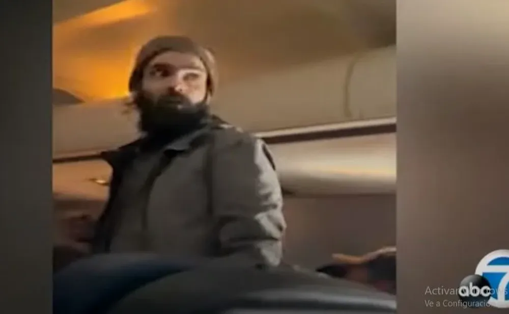 Francisco Severo Torres, de 33 años, fue arrestado tras atacar con una cuchara metálica rota a un auxiliar de vuelo