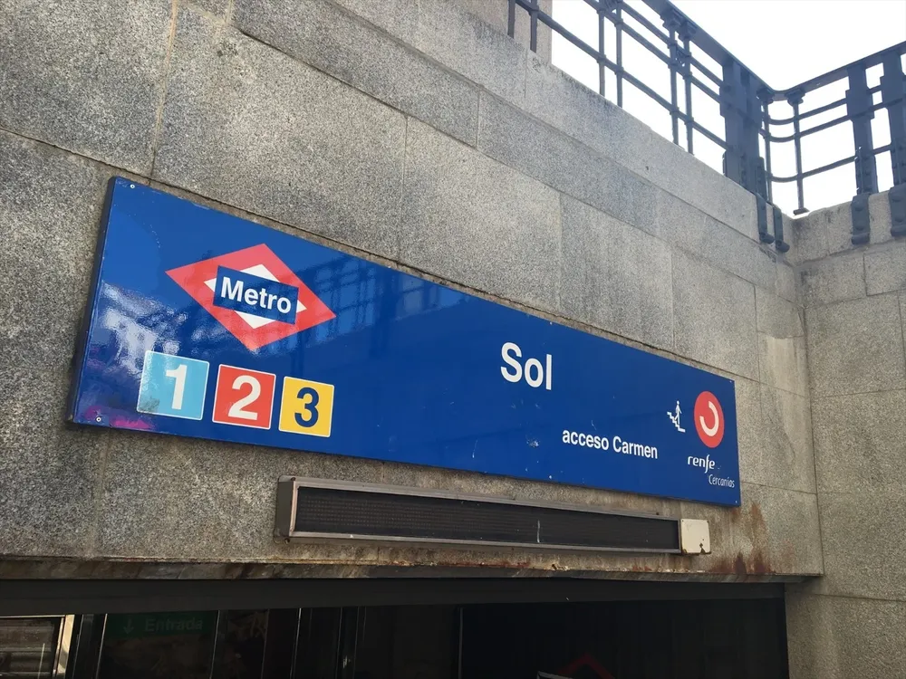 Fotos de recurso de la estación de metro y cercanías de Sol y de la Puerta del Sol, en Madrid.