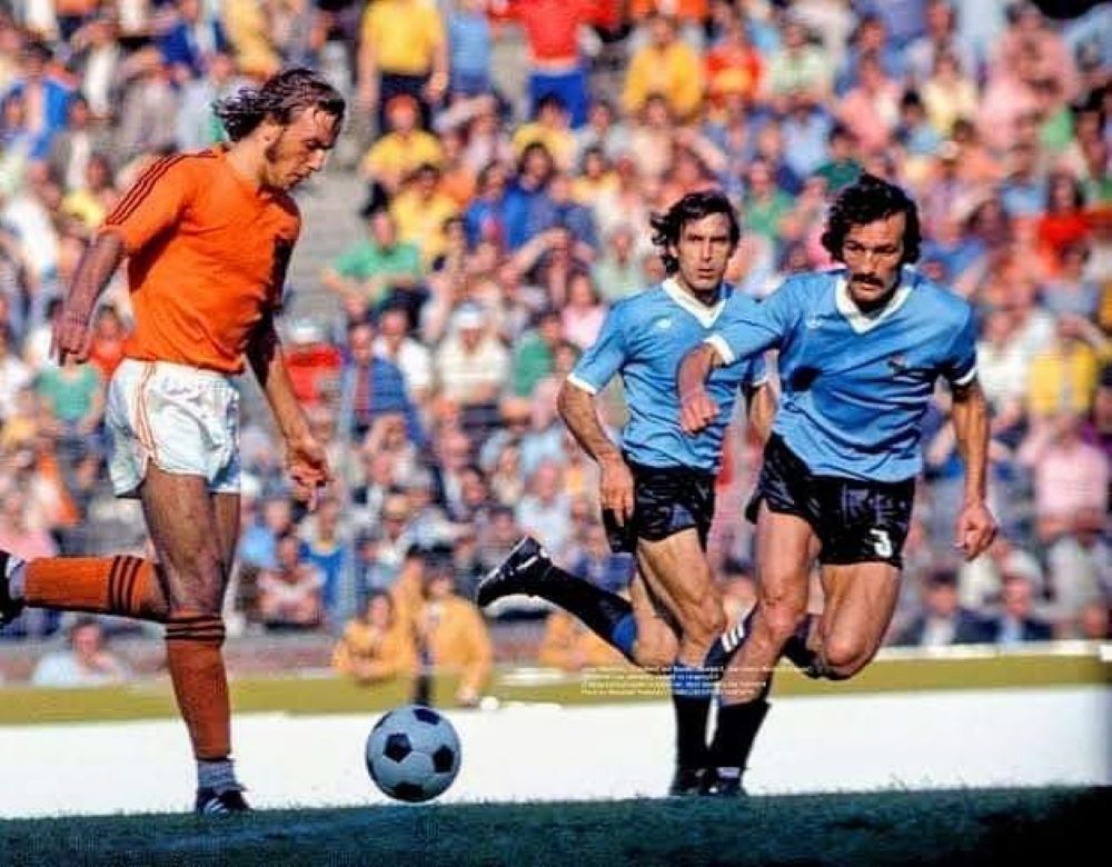 Johan Neeskens de Holanda, avanza con la pelota ante la salida de Juan Masnik de la selección uruguaya, y atrás, Baudilio Jauregui, en el Mundial de Alemania 1974