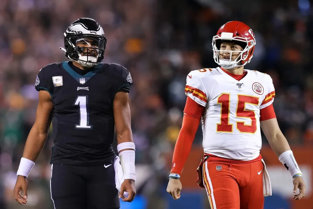 Los quarterbacks de los Philadelphia Eagles y de los Kansas City Chiefs, Jalen Hurts (a la izquierda) y Patrick Mahomes (a la derecha)