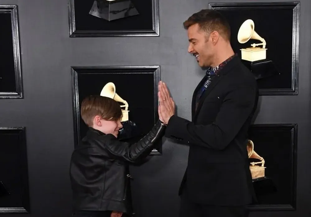 Matteo Martin choca los cinco con su padre, Ricky Martin, al llegar este domingo a la ceremonia de entrega de premios Grammy