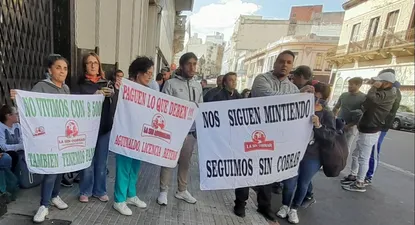 Trabajadores de La Sin Rival en la puerta del Ministerio de Trabajo durante el Consejo de Salarios de este viernes