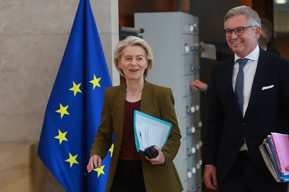 La presidenta de la Comisión Europea, Ursula von der Leyen, y el comisario de Interior y Migración, Magnus Brunner.