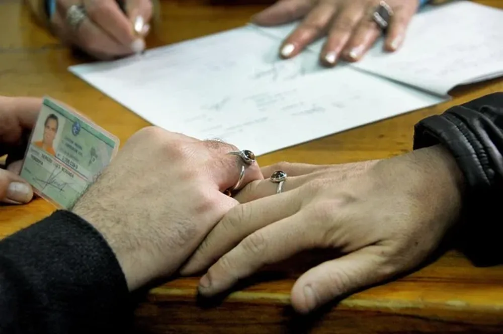 Lunes 5- Inscripción de la primera pareja homosexual en el Registro Civil