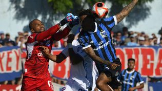 Luis Mejía llega antes que Abel Hernández para impedir el cabezazo del delantero de Liverpool