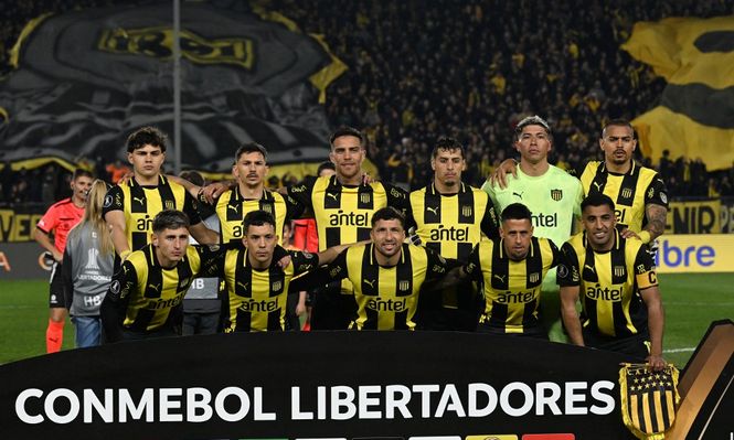 El equipo de Peñarol que enfrenta a Racing en el partido de ida de octavos de final de la Copa Libertadores