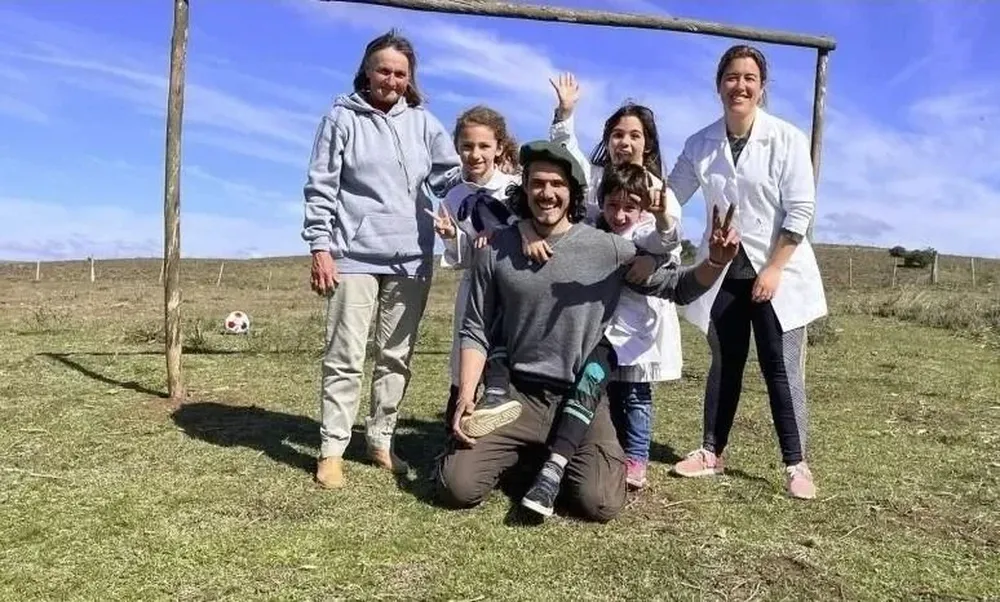 Cavani en una visita a una escuela rural en 2022