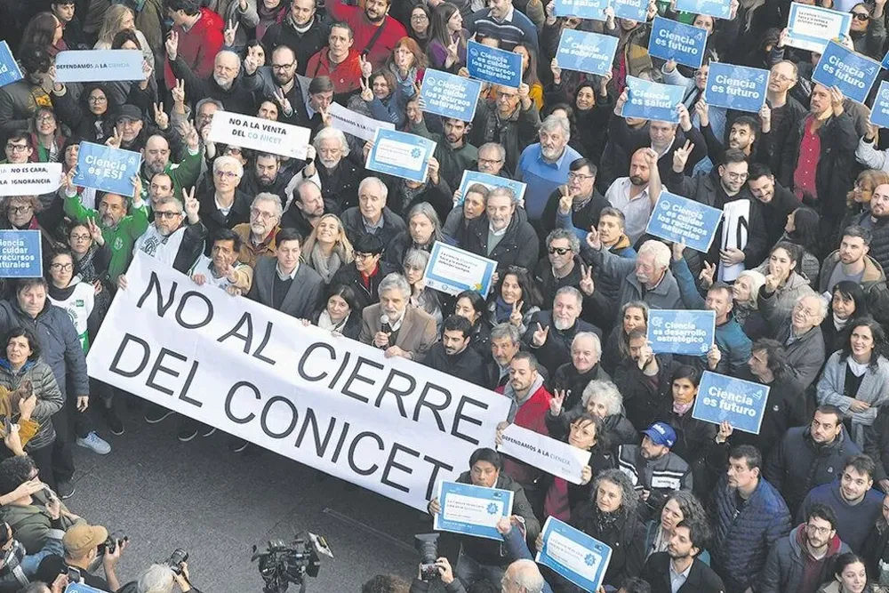 Tras la idea de Milei de cerrar el Conicet, los científicos rechazaron la propuesta de Milei y marcharon