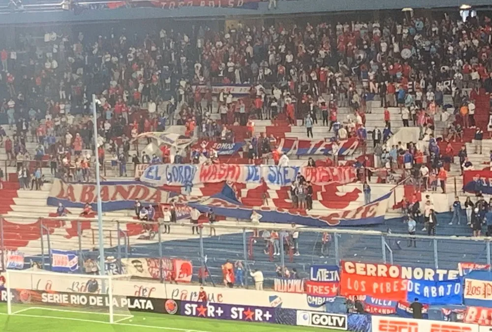 La bandera homenaje en la hinchada de Nacional