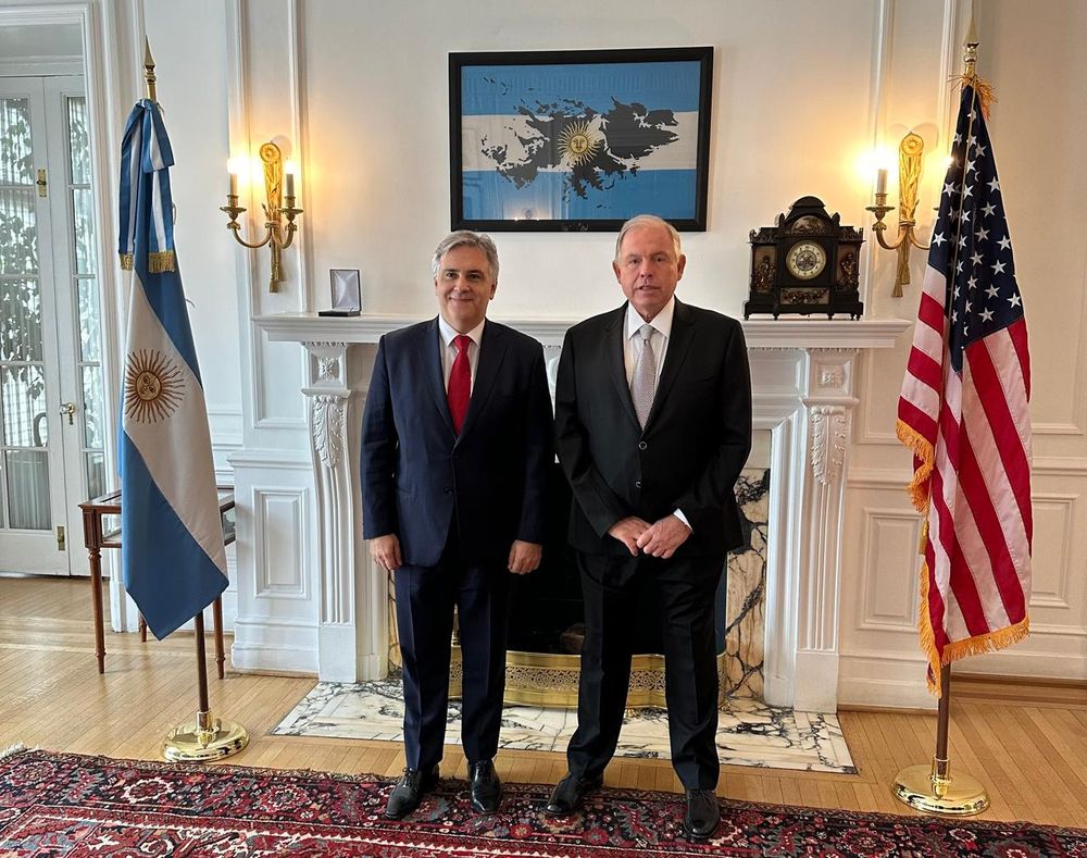 El gobernador cordobés Martín Llaryora junto el embajador argentino en los Estados Unidos Gerardo Werthein.