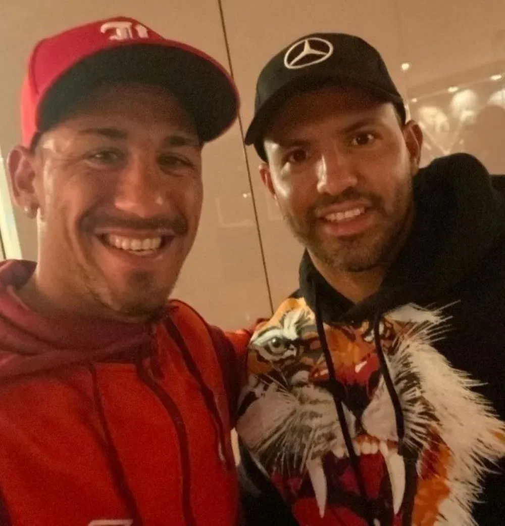 El volante de Nacional, Yonatan Rodríguez se fotografió con Sergio Agüero