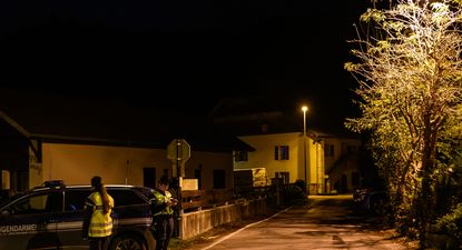 Gendarmes franceses hacen guardia a la entrada de una calle, cerca del lugar donde fueron encontrados muertos tres niños