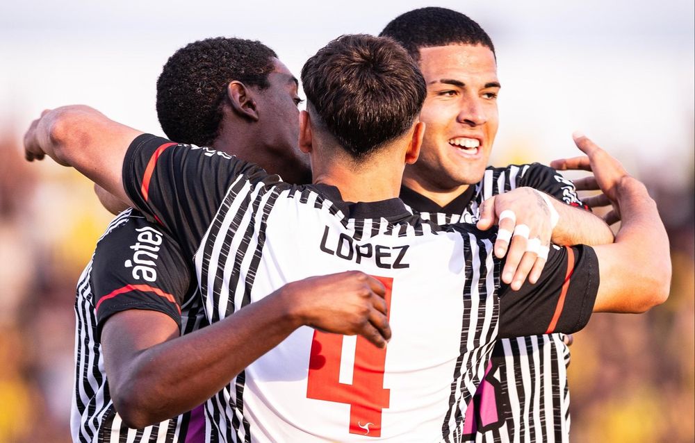 Los jugadores de Miramar Misiones celebran el 1-0 ante Peñarol por el Torneo Clausura Los jugadores de Miramar Misiones celebran el 1-0 ante Peñarol por el Torneo Clausura