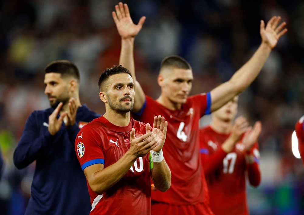 Serbia amenaza con irse de la Eurocopa.