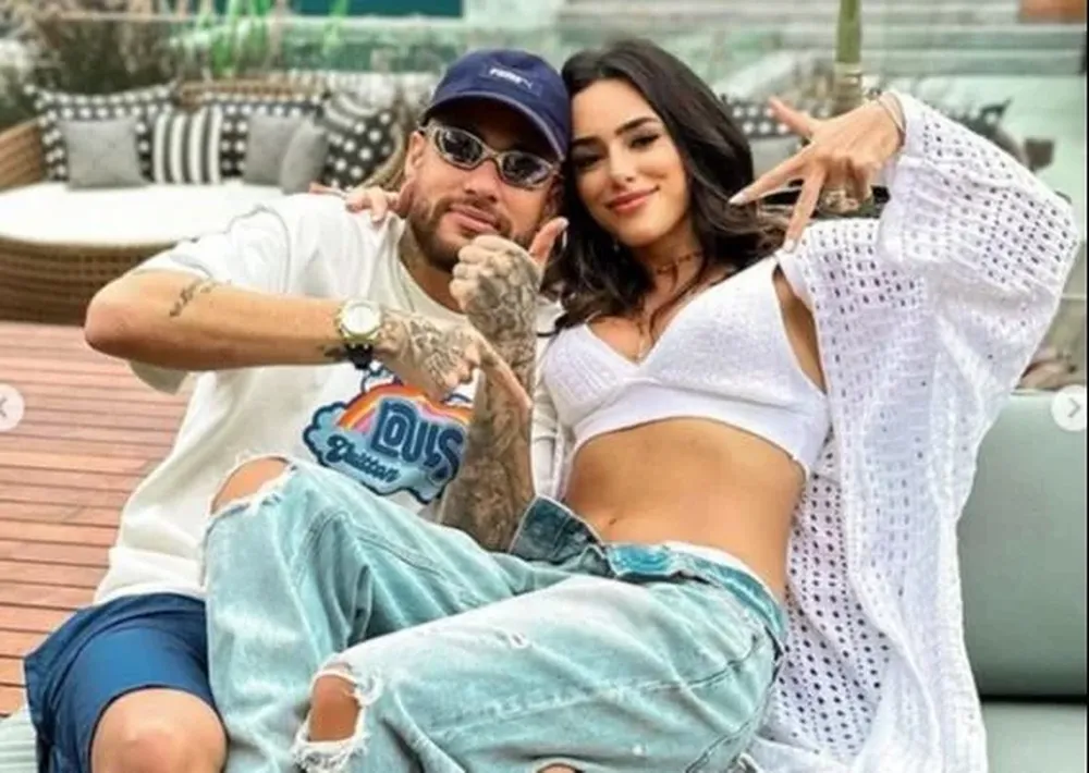 El crack brasileño Neymar y su pareja Bruna Biancardi anunciaron que esperan un hijo
