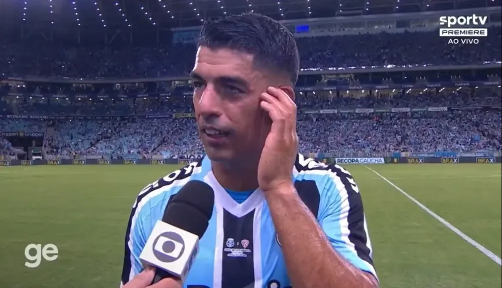 Luis Suárez se animó a responder en portugués en una nota