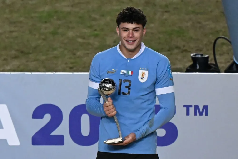 Alan Matturro con su trofeo en el Mundial Sub 20