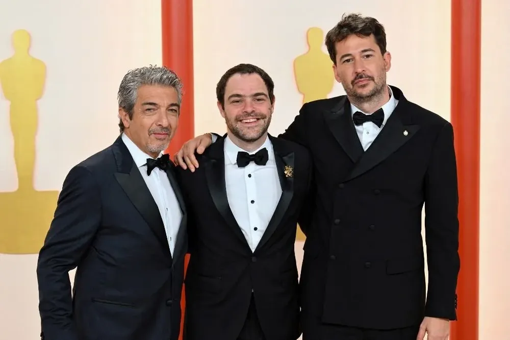 Ricardo Darín, Peter Lanzani y Santiago Mitre en la alfombra de los premios Oscar