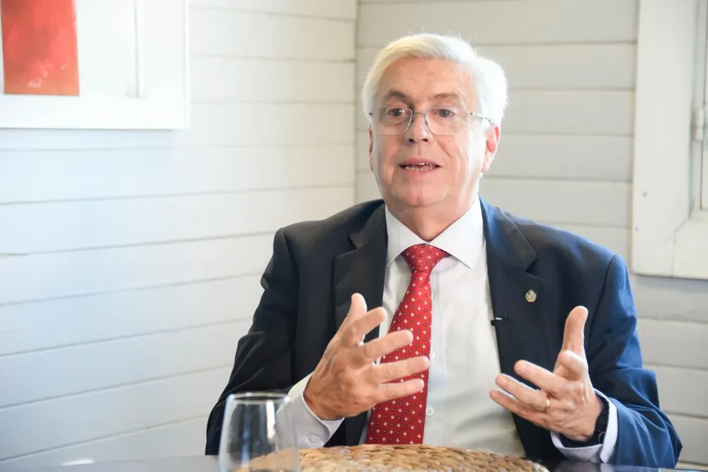 El precandidato por el Partido Colorado Tabaré Viera renunció al Minsiterio de Turismo para dedicarse a la campaña