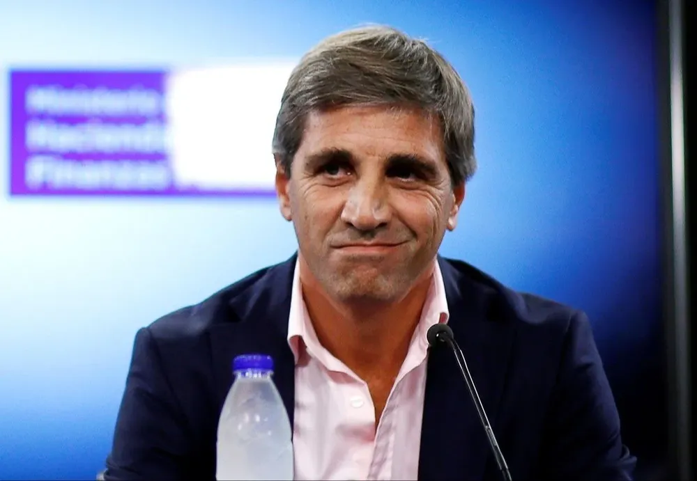 Caputo se reunió con banqueros para seducirlos con un canje de deuda en pesos por más de 71 mil millones de dólares