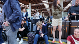 El apagón masivo que sufrió España tuvo que ver con las oscilaciones en el flujo de electricidad que reciben las redes como consecuencia de que las energías renovables (sol y viento) no son fuente estables. Pero la culpa no es de la energía la limpia. La inversión estuvo concentrada en la generación y casi no hay capacidad de almacenamiento, un colchón que permita compensar esos vaivenes. Tampoco se invirtió en modernizar el sistema de redes y mejorar su interconexión.&nbsp;