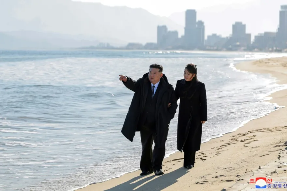 El dictador de Corea del Norte, Jim Jong Un, junto a su hija recorriendo la construcción de un complejo turístico junto al mar.