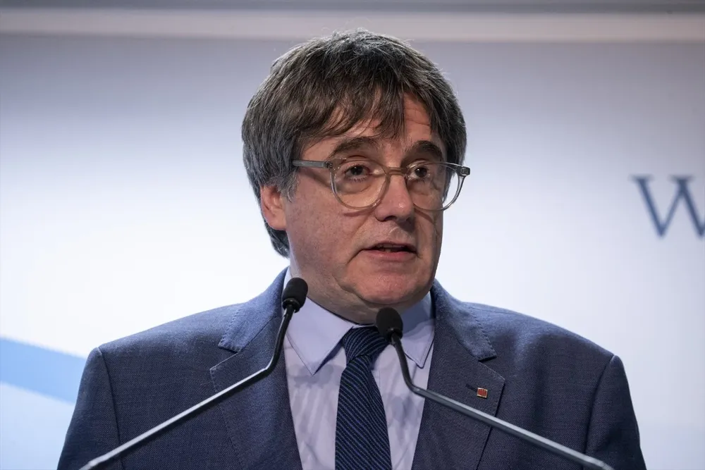 El expresidente de la Generalitat y eurodiputado de Junts, Carles Puigdemont, comparece en una rueda de prensa para explicar los detalles del acuerdo de investidura con el PSOE, en el Parlamento Europeo