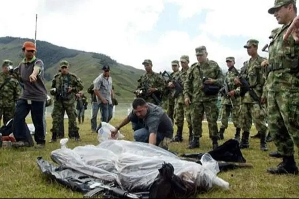 Los asesinatos de personas inocentes cometidos por el ejército colombiano para luego contabilizarlos como muertos de la guerrilla son conocidos como “falsos positivos”